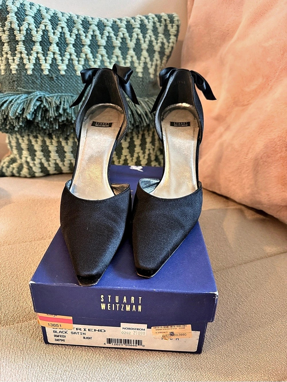 Stuart Weitzman Bowfriend Pointed-Toe Heels in Black US 11M